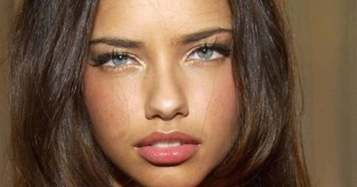 Adriana Lima in 2000: a Year of Transformation and Triumph