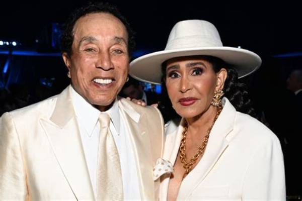 Did Andrea Evans Date Smokey Robinson? Unraveling the Mystery