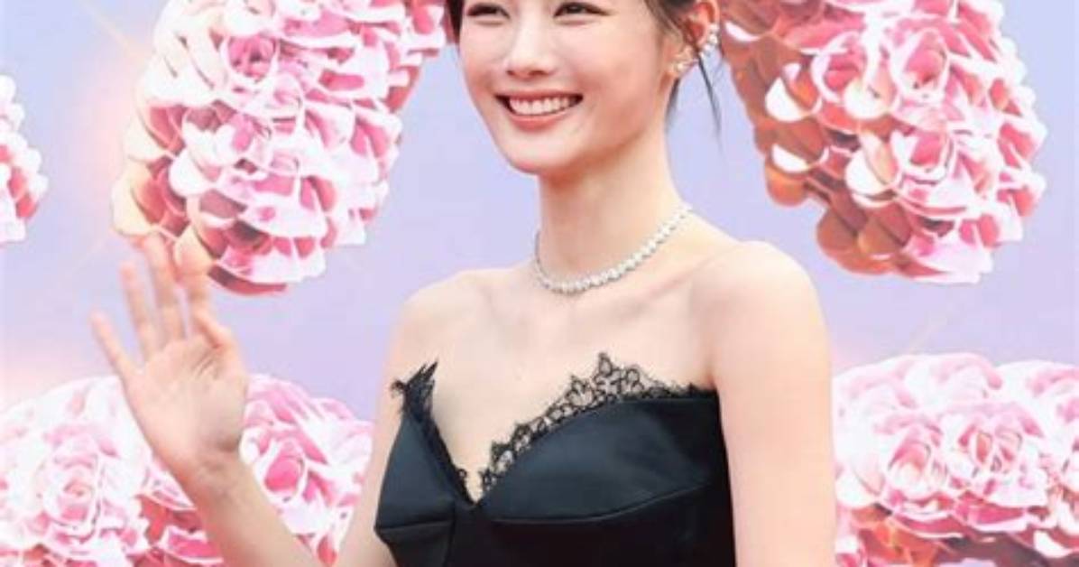 Exploring the Elegance of Kim Yoo Jung's Feet