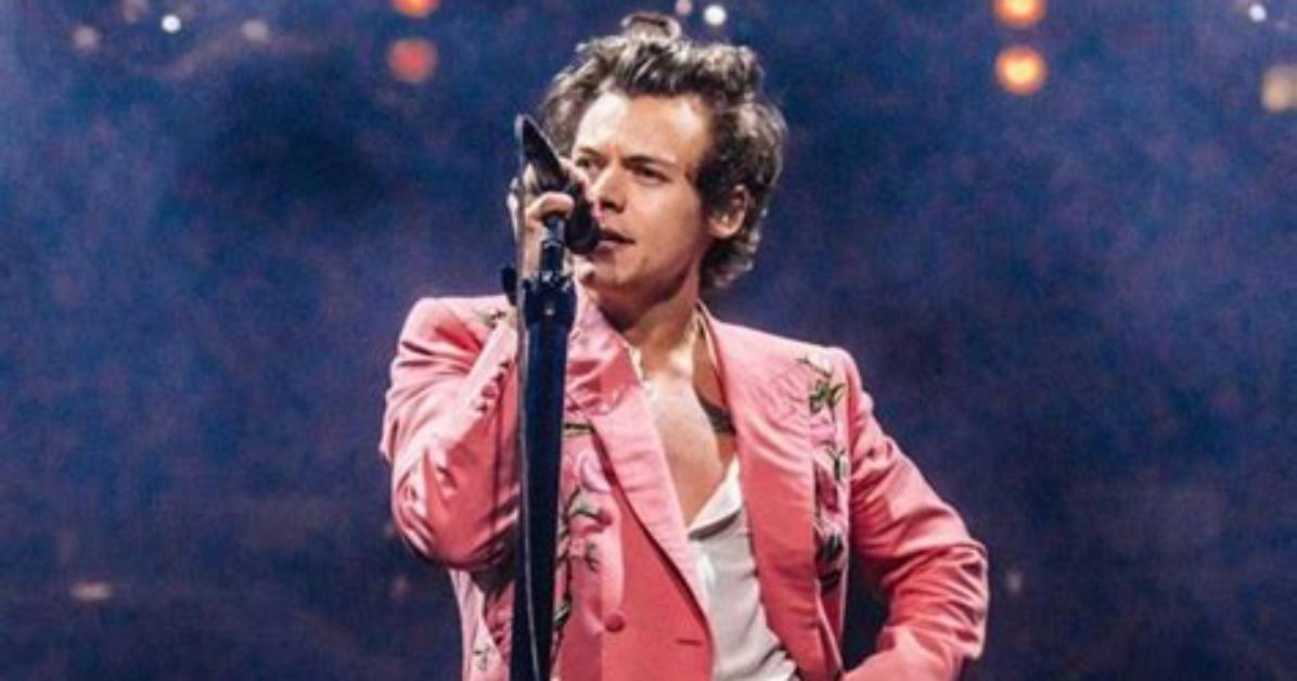 Harry Styles Flashes ‘Beto for Texas’ Sticker on His Guitar During Austin Gig