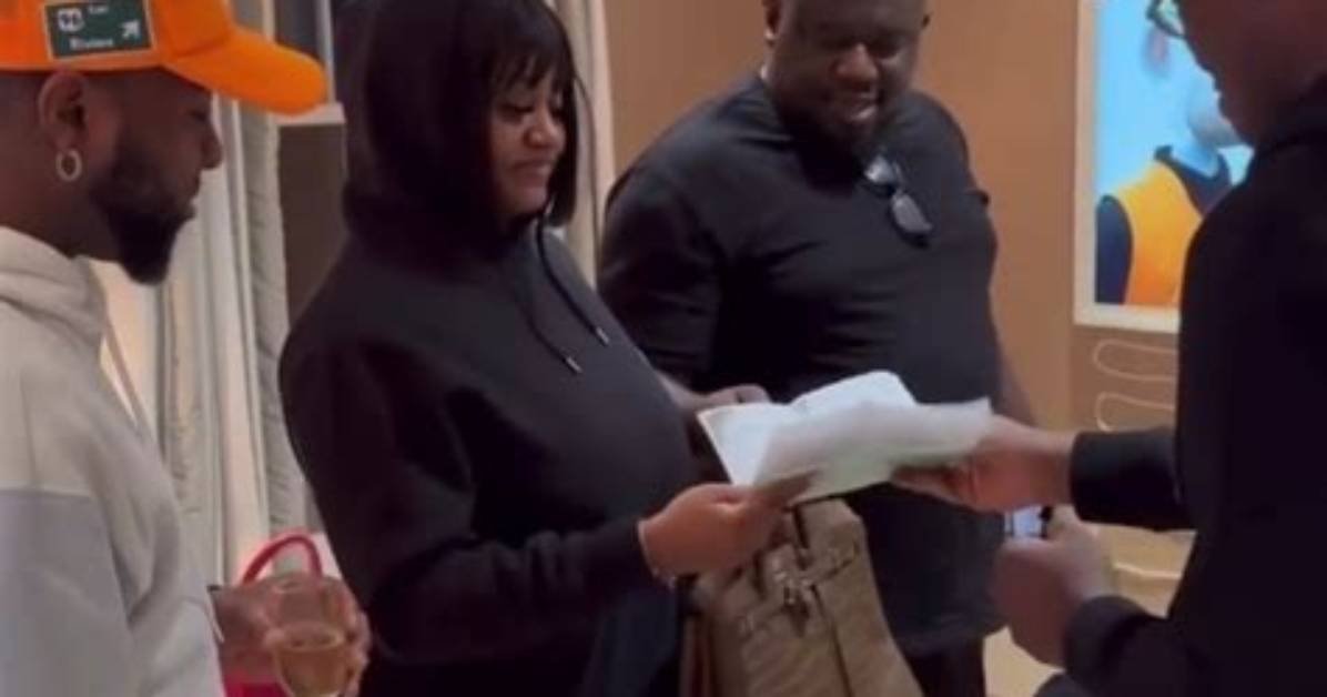 Pastor Tobi Adegboyega Presents Davido’s Fiancee, Chioma, with a Hermes Birkin Bag Worth over N70 Million.