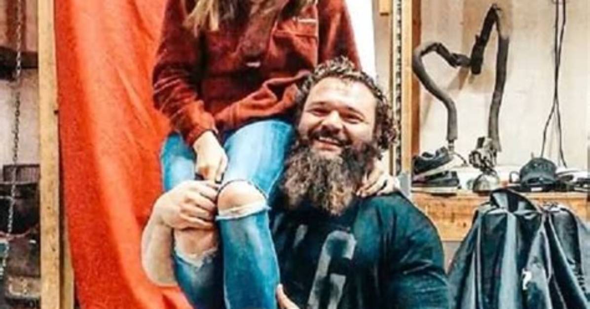 Robert Oberst Is Not Married to Wife. Dating Girlfriend: Meghan Nesgoda. Kids.