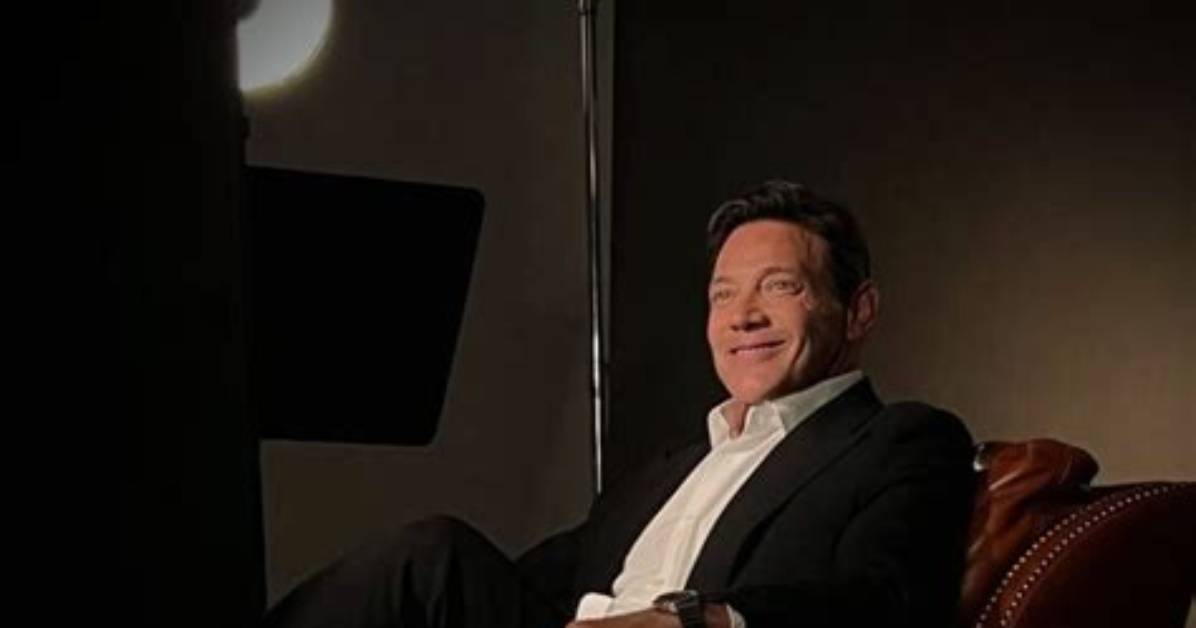 Uncovering the Stature of the Distinguished Actor