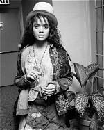 Unraveling the Enigmatic Connection: Young Lisa Bonet and Zoe Kravitz