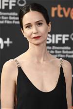 Unveiling Katherine Waterston's Relationships: a Dive into Her Romantic Life